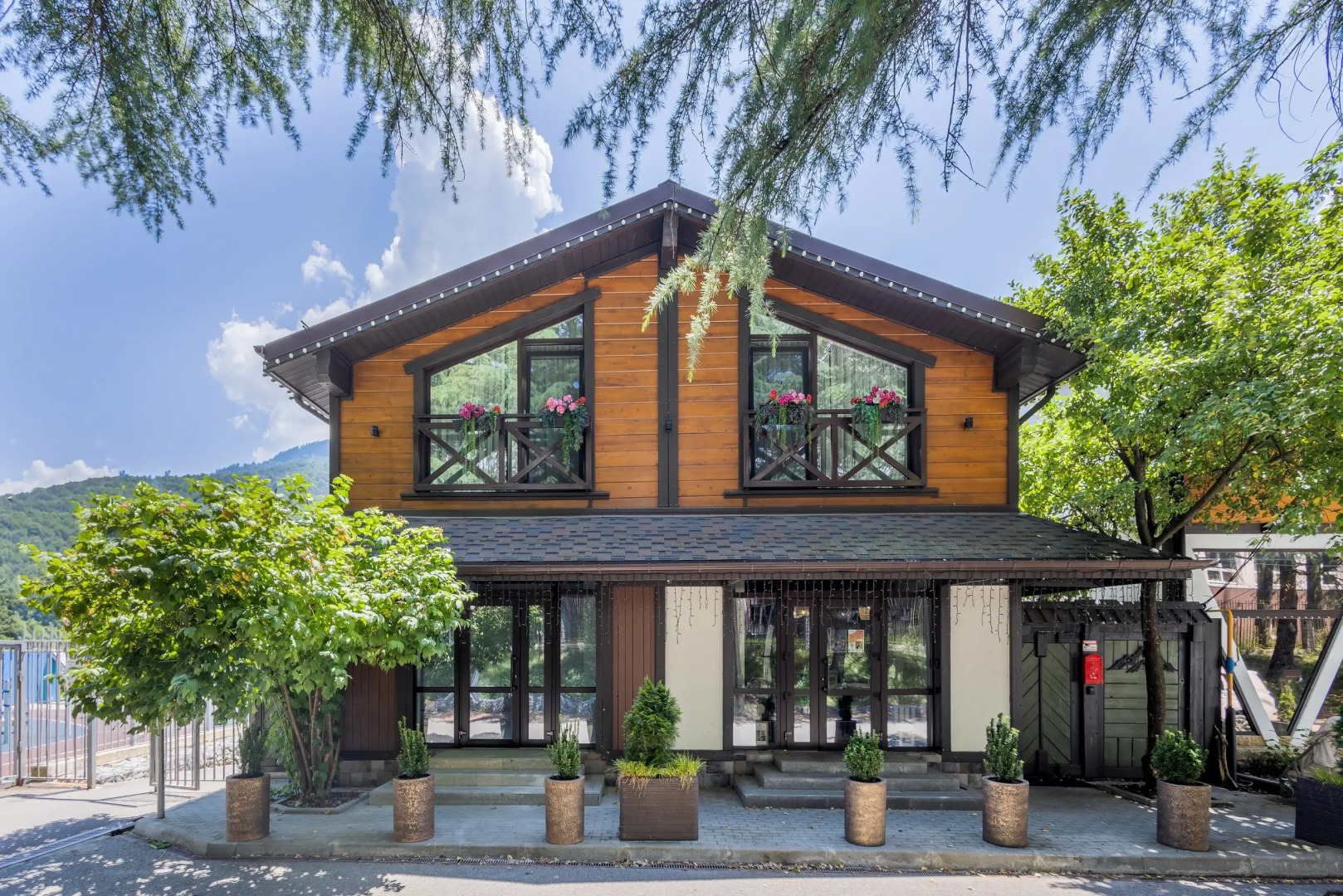 Частный дом у сквера в центре Поляны