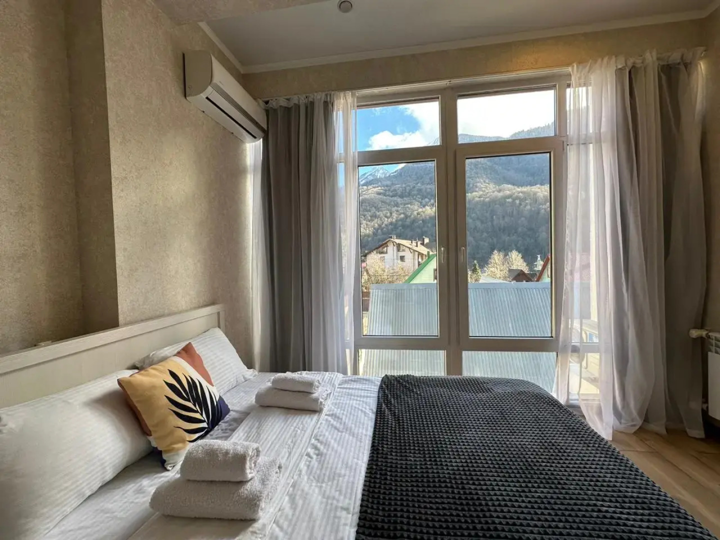 Море квартир с видом на горы