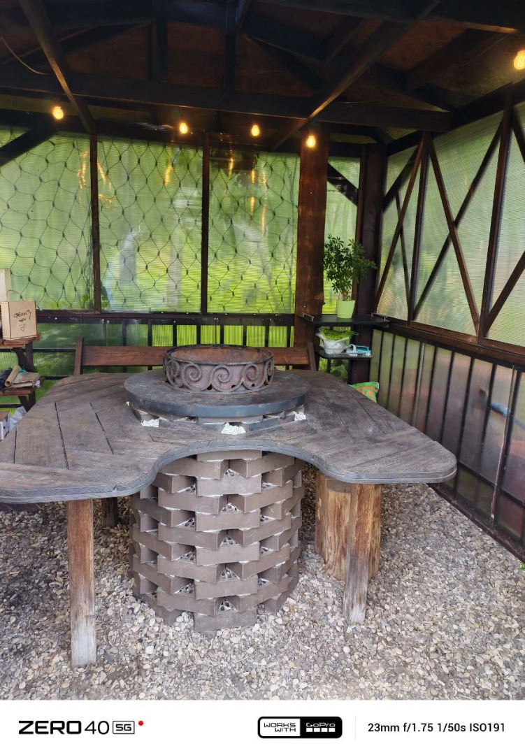 Частный дом в лесу у реки