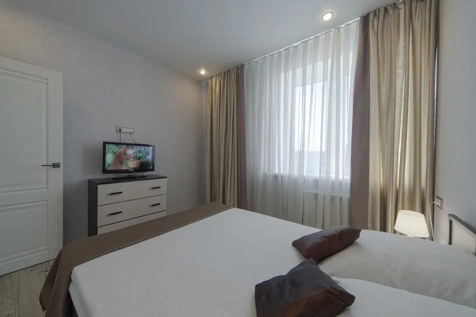 Квартира от компании Хоум Отель на Ново- Садовой  215Б