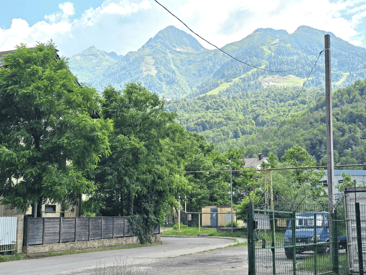 Квартира теплая с отдельной спальней полноценной кухней и видом на горы