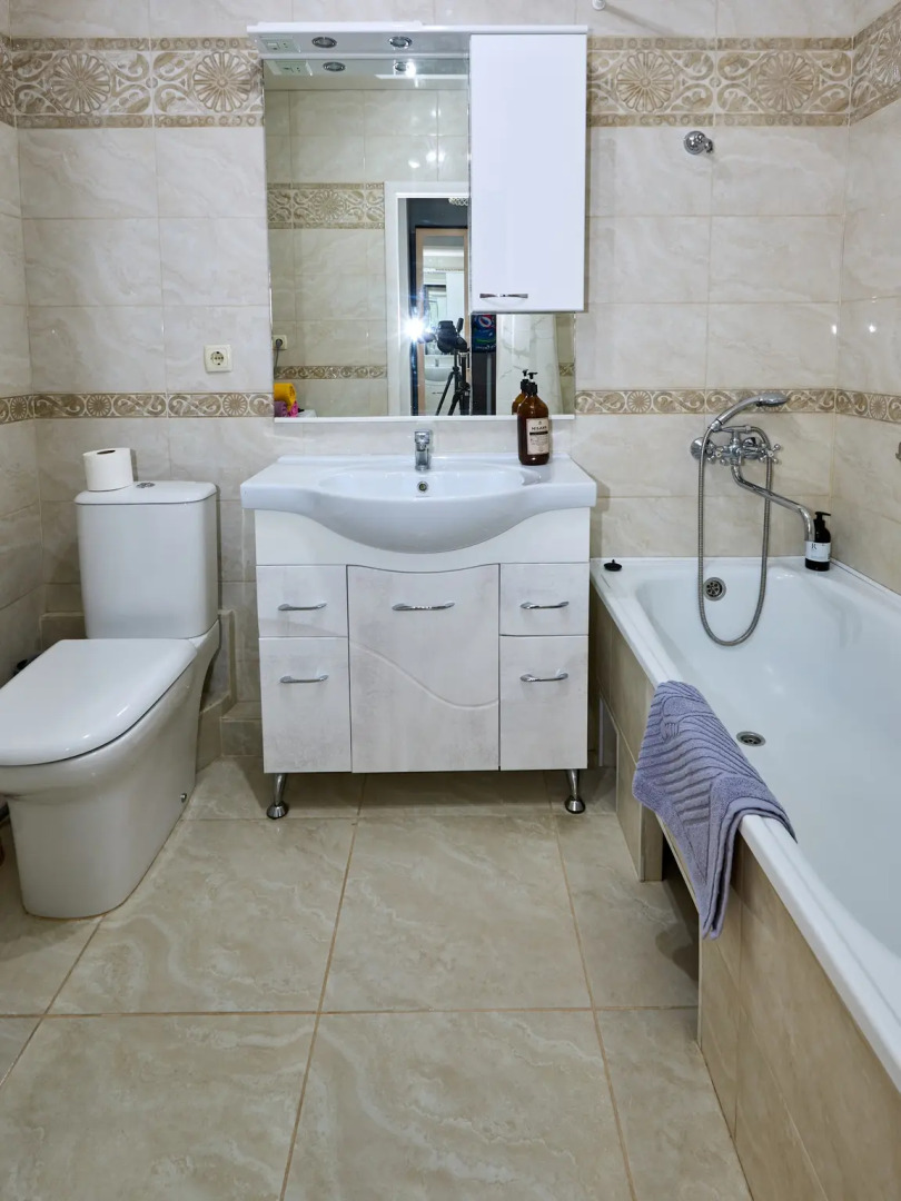 Квартира с диваном на кухне и балконом на Байбакова 2