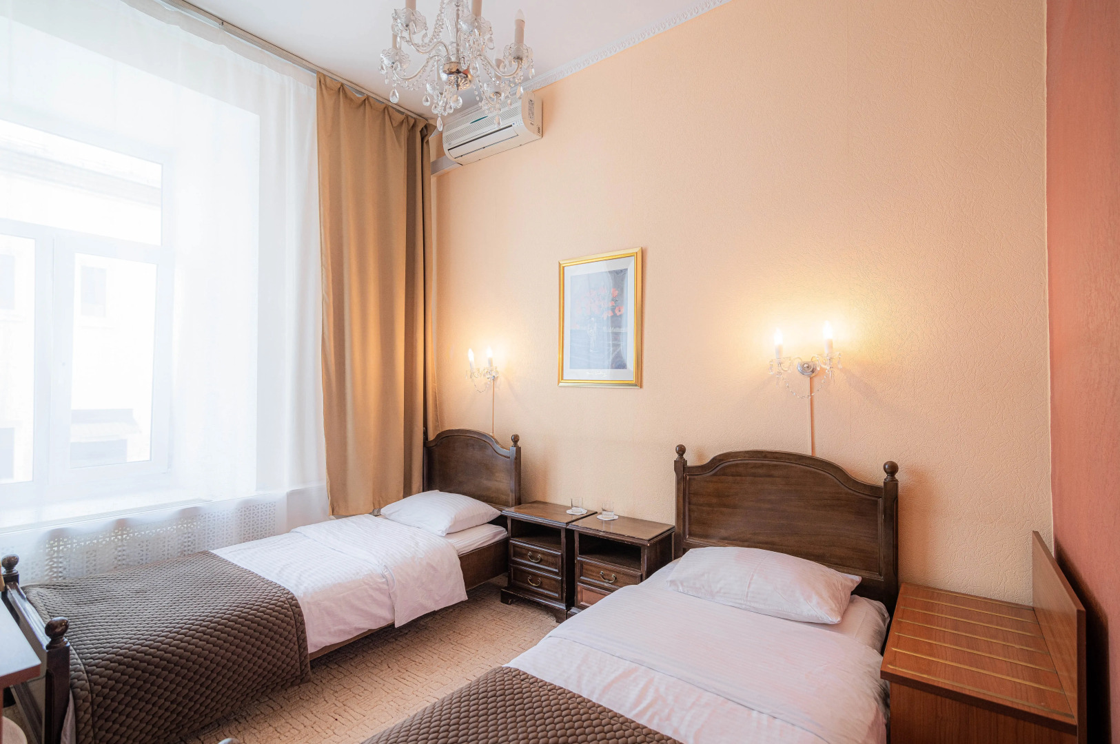 Отель Ист-Вест