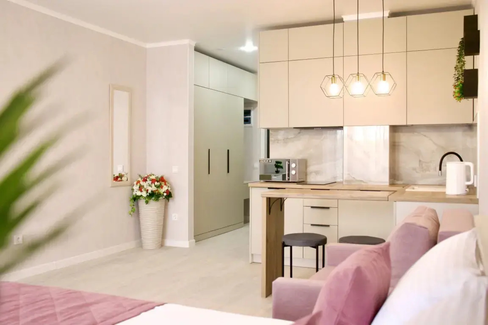 Апартаменты с бассейном у моря