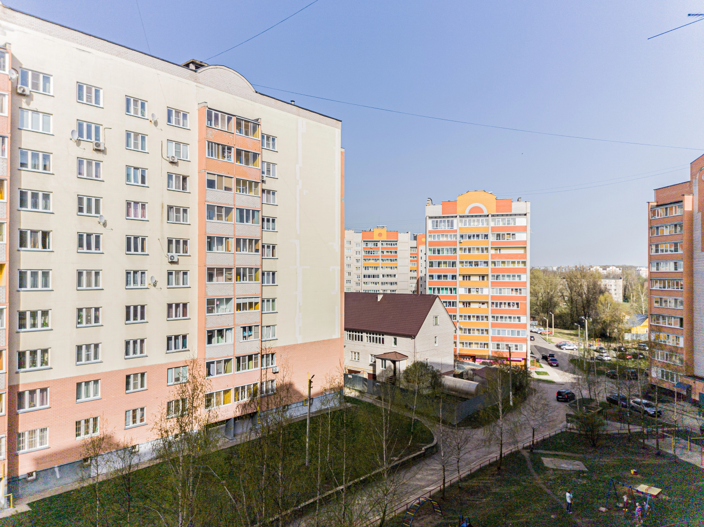 Апартаменты двухкомнатные в светлых тонах вблизи центра города