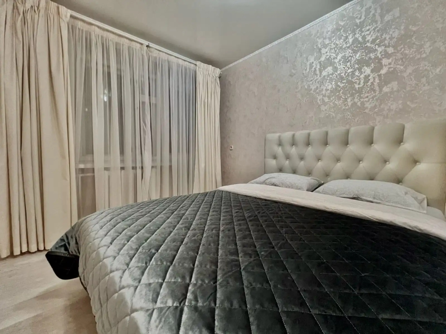 Двухкомнатная Квартира возле Площади Победы, Азгура 3