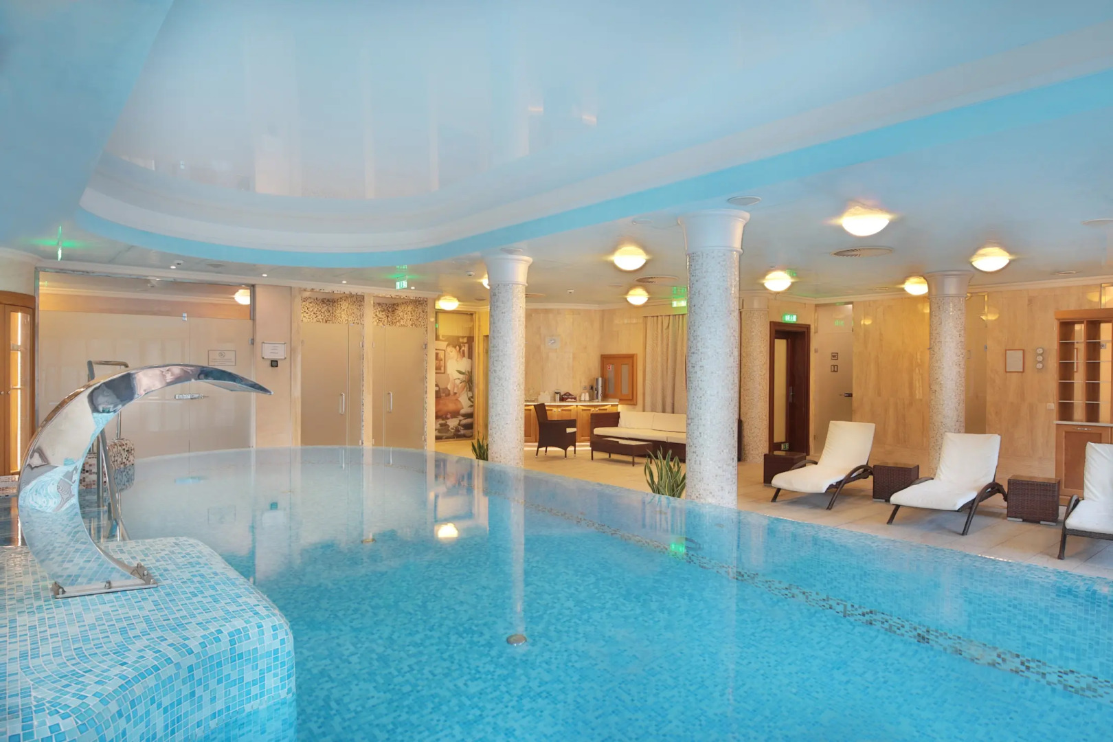 Resort Retro Riverside Wellness