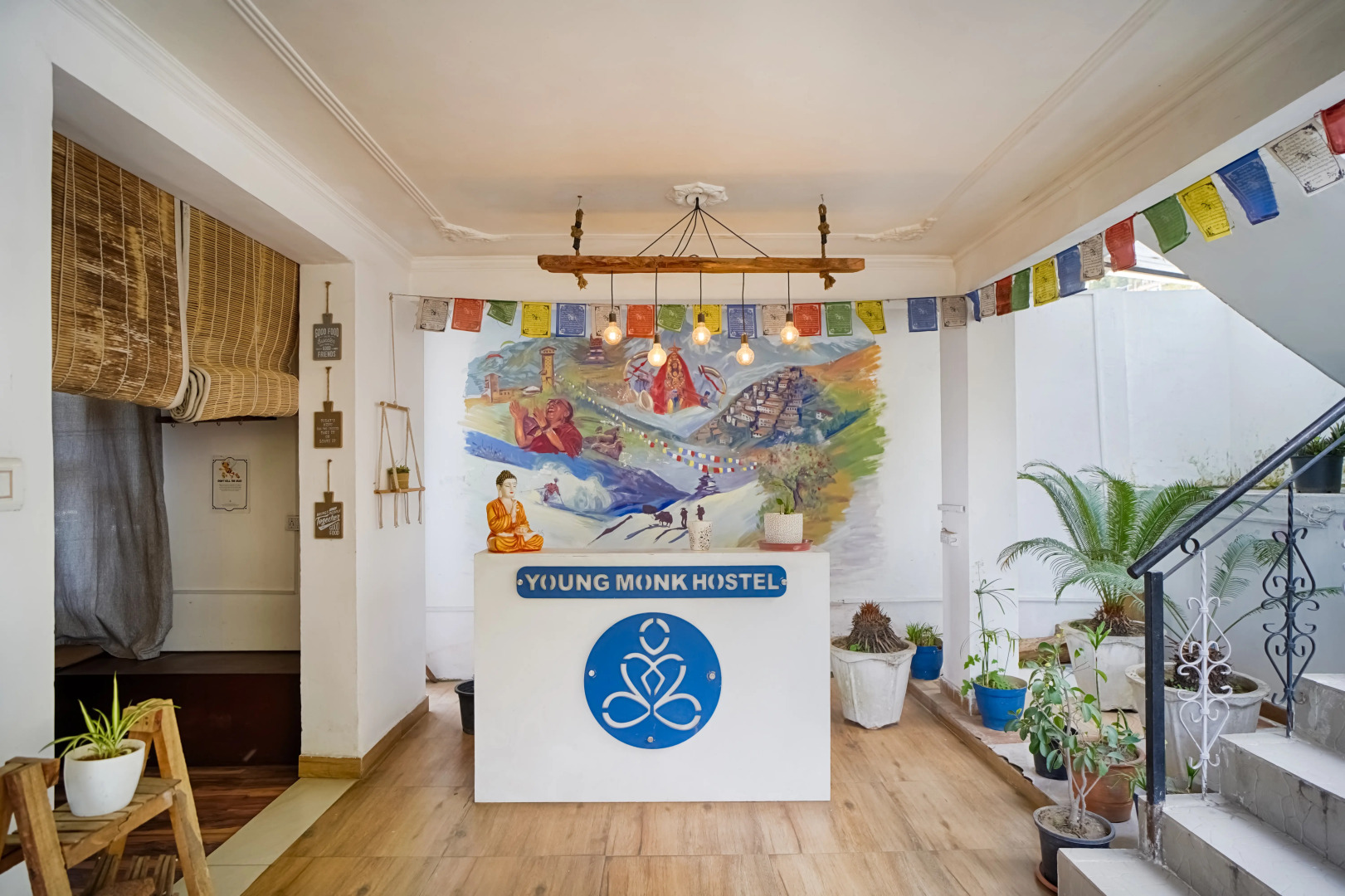 Хостел Young Monk Hostel & Cafe Dharamkot