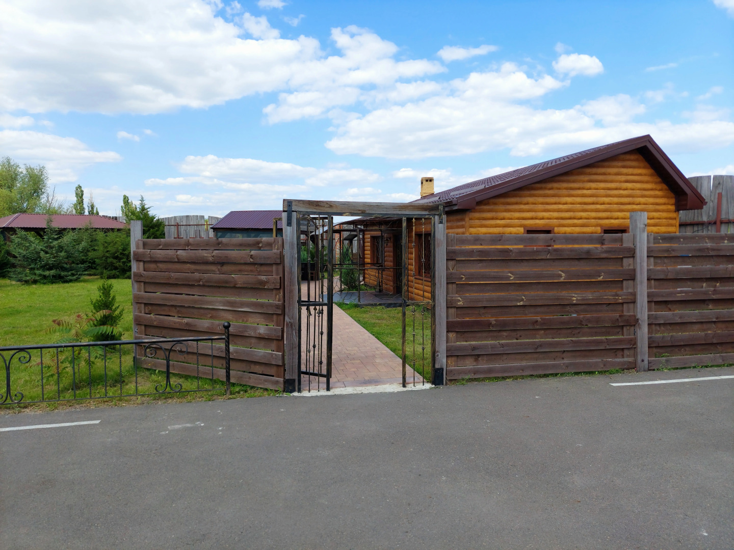 Частный дом с камином у реки