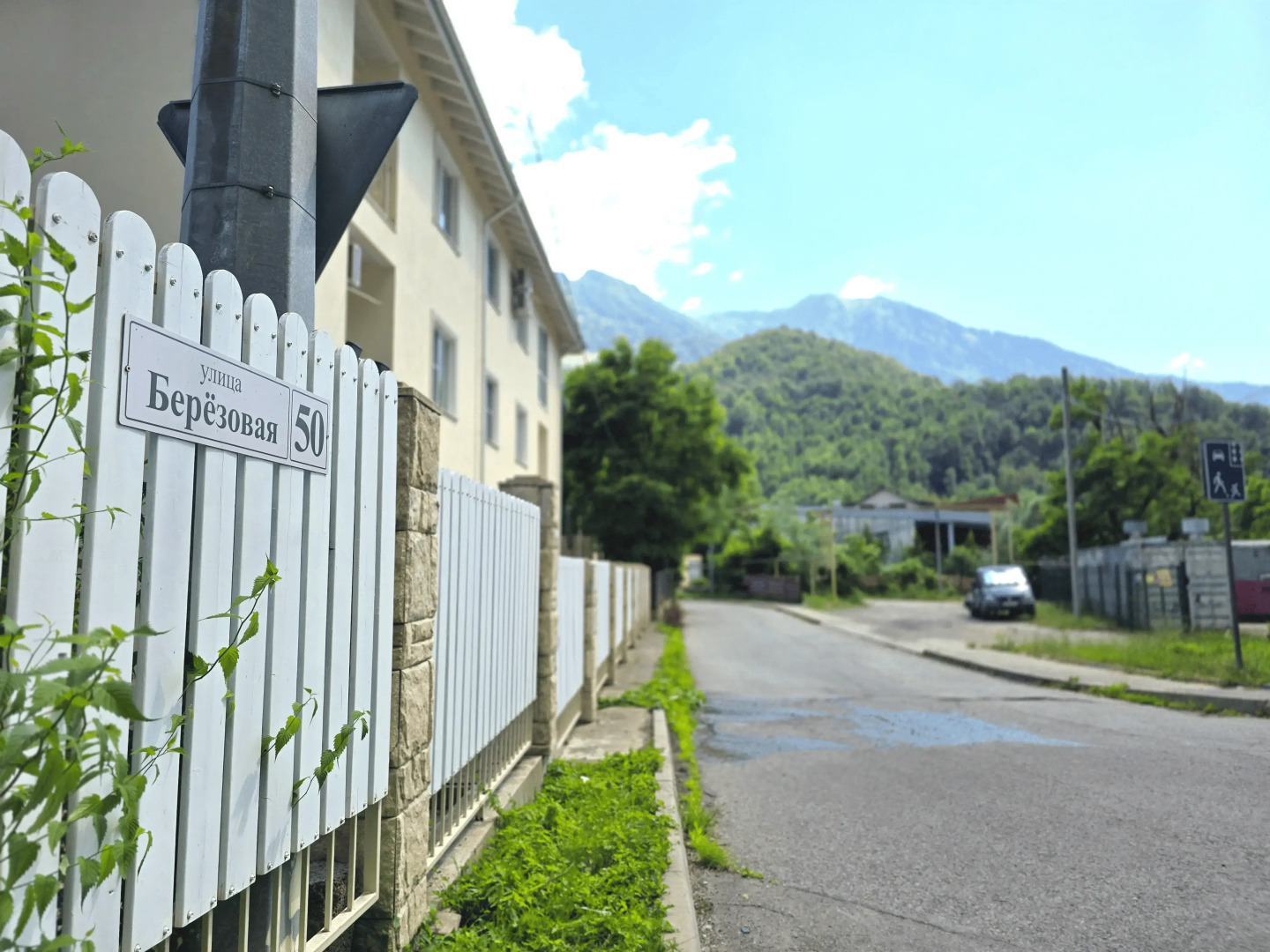 Квартира теплая с отдельной спальней полноценной кухней и видом на горы