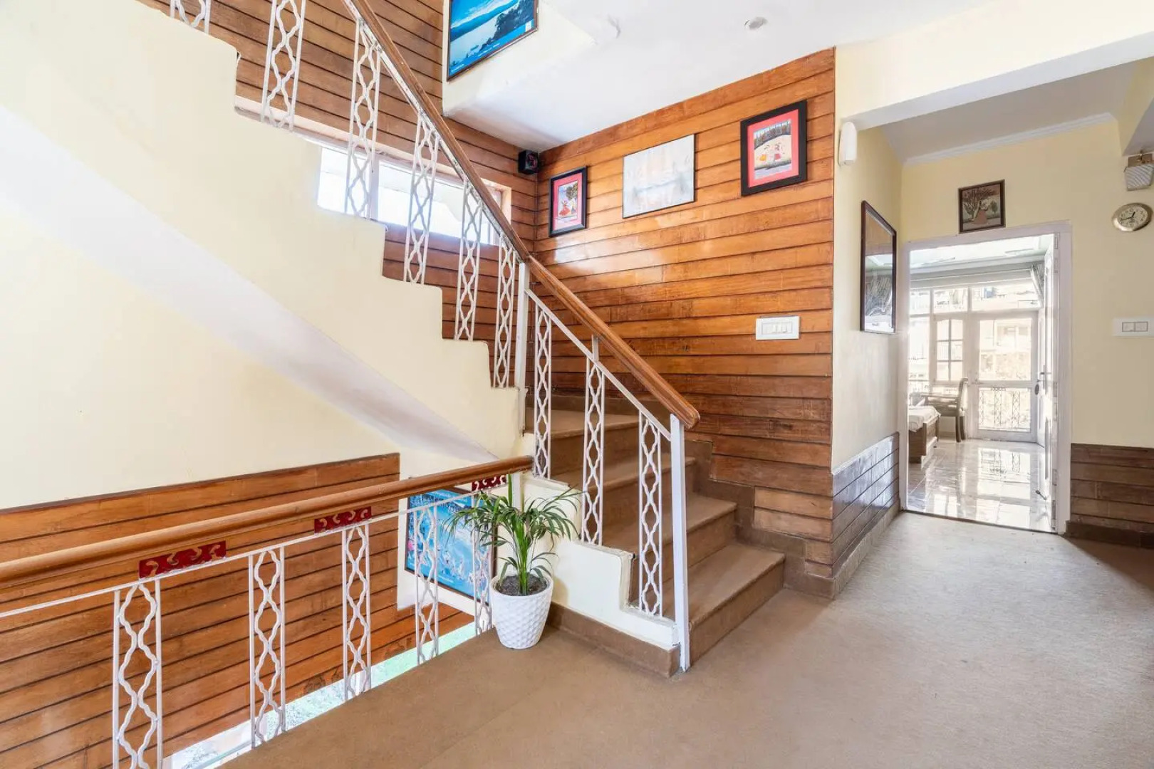 Отель Snow Crest Inn