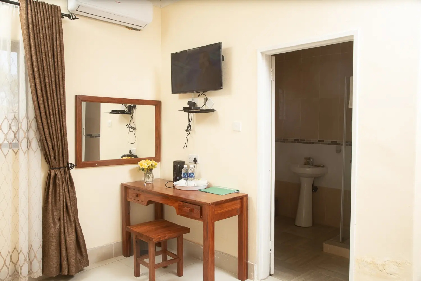 Отель Khayalethu Garden Lodges