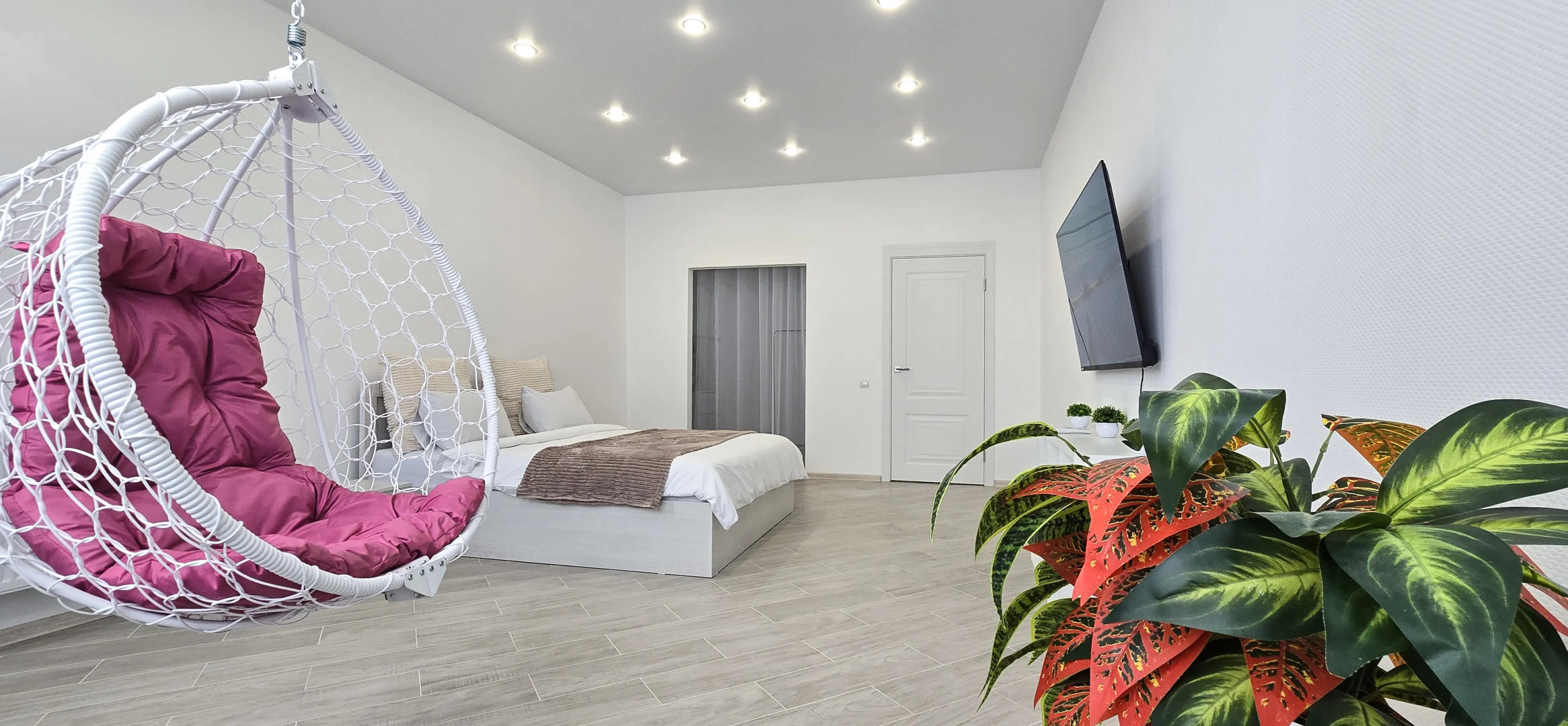 Квартира с большим телевизором и шикарным видом на реку Кубань