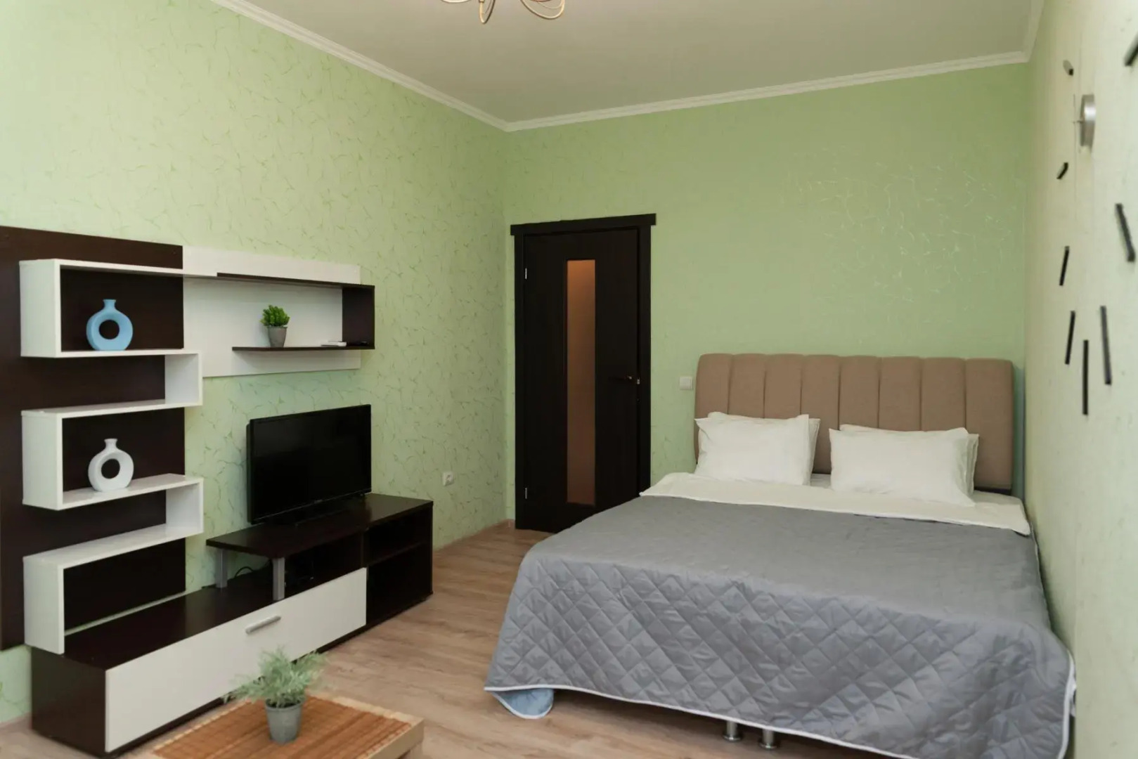 Апартаменты однокомнатные (117) Серебровская 91