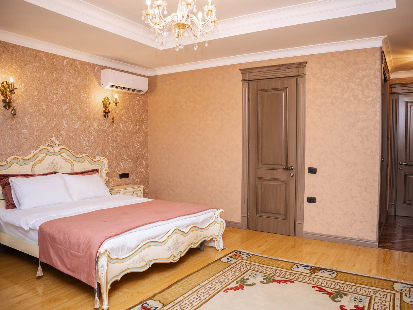 Отель West Inn Palace
