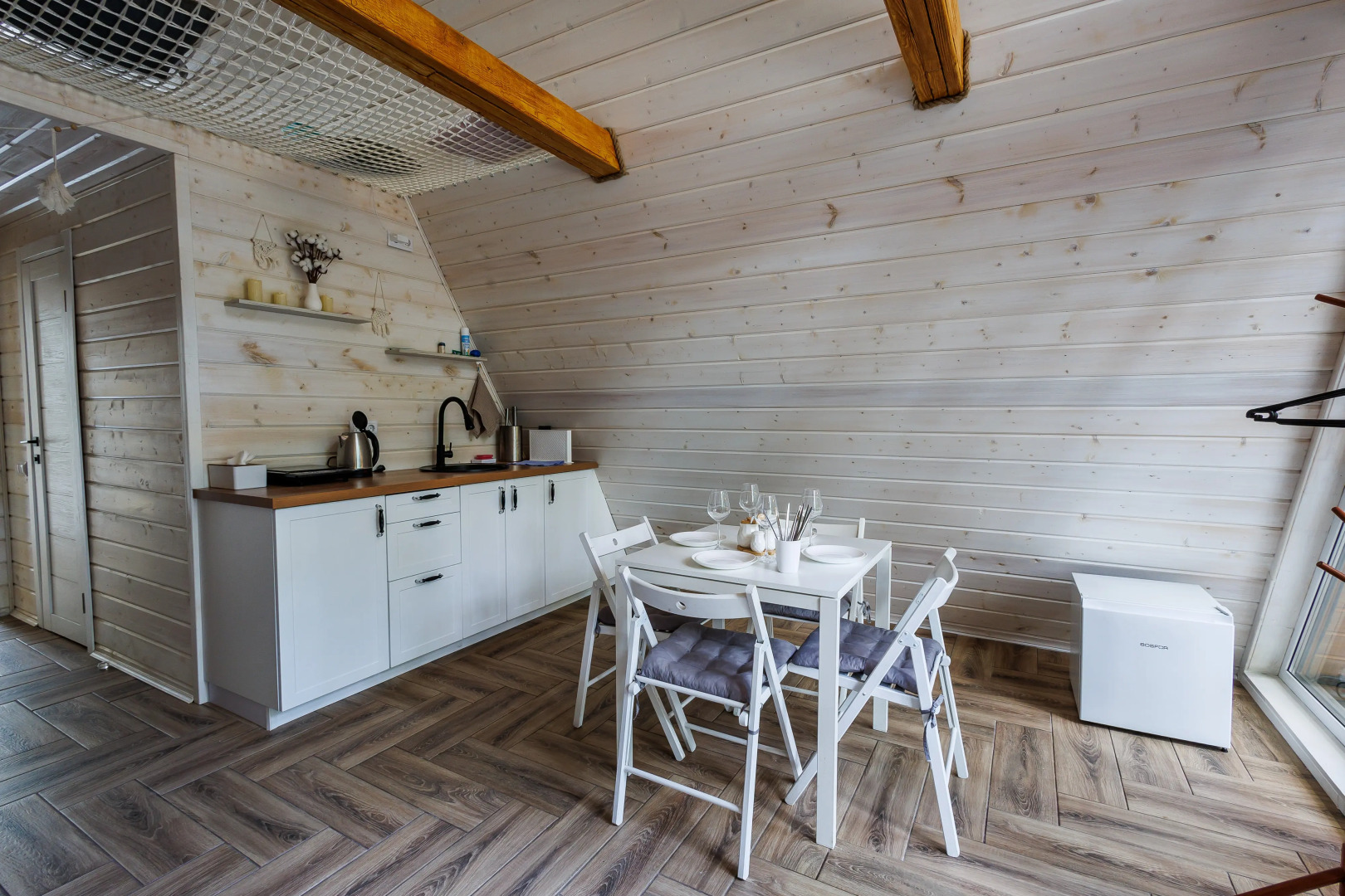 Частный дом А-фрейм в дубовом лесу