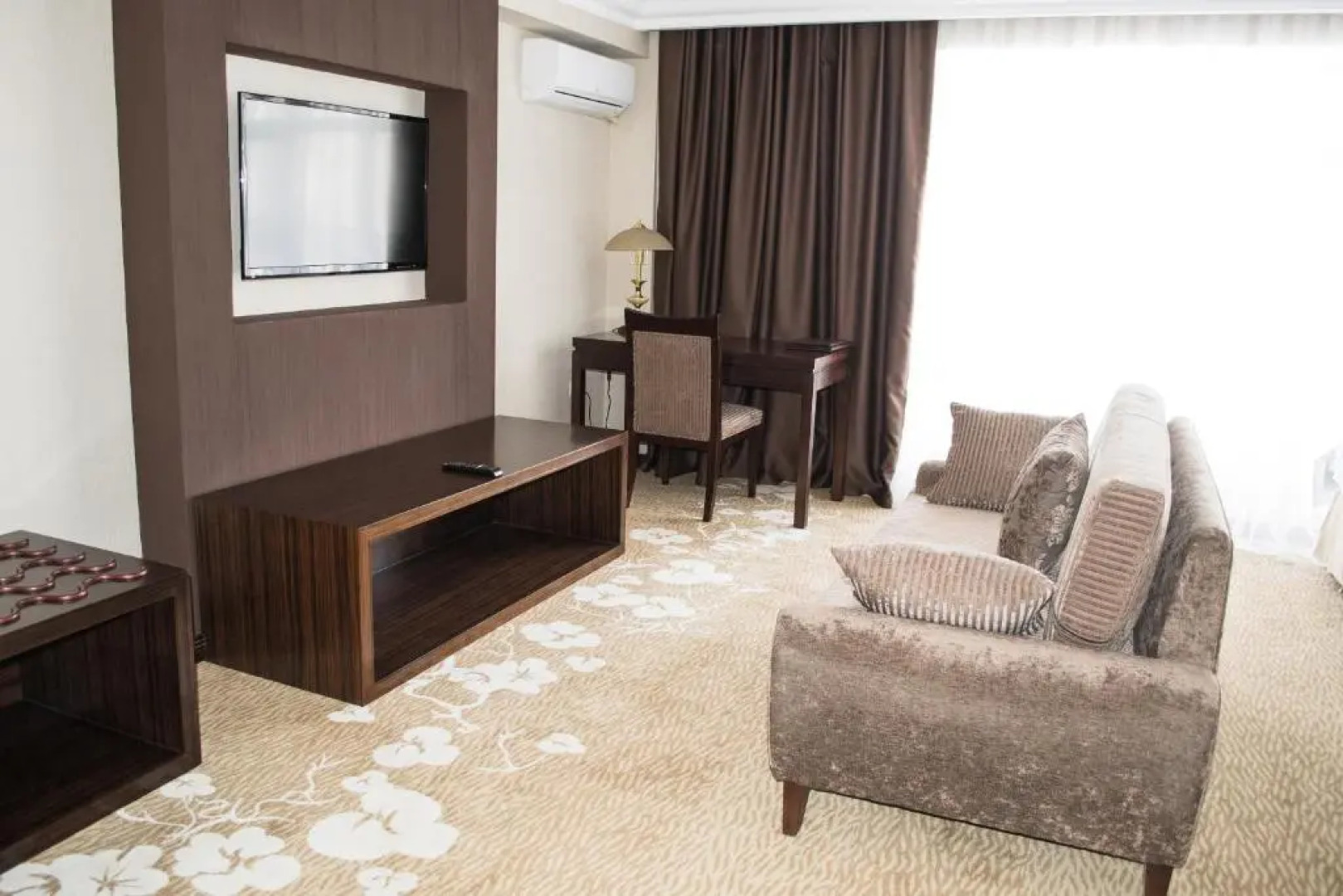 Отель Шайни Ривер