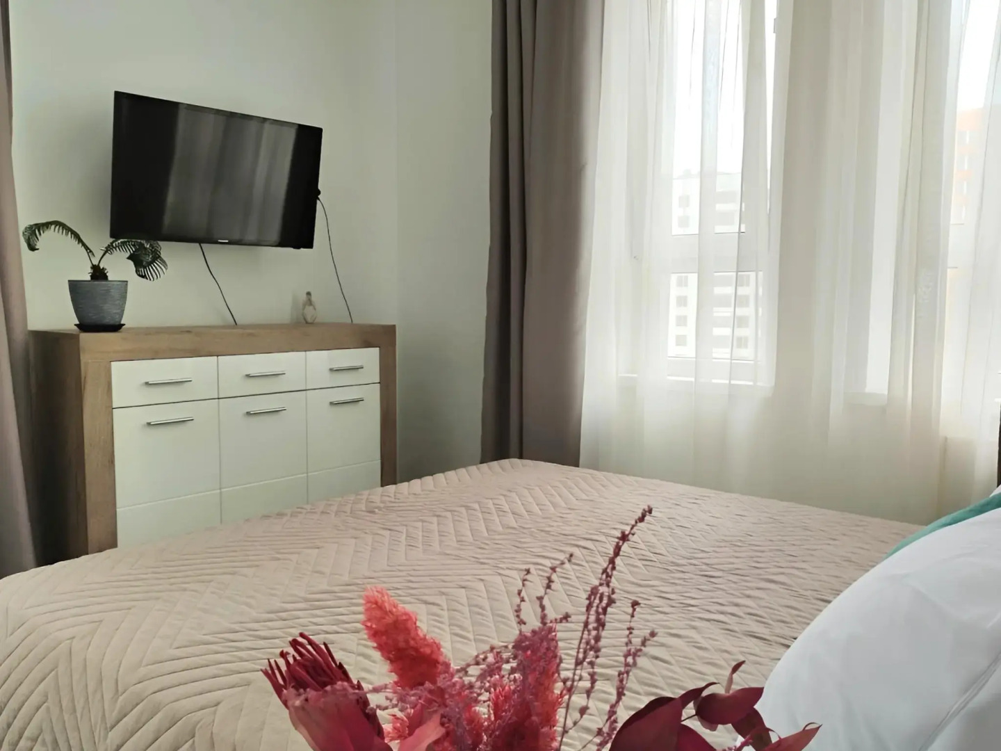 Квартира Двухкомнатная с Балконом и Красивым Видом