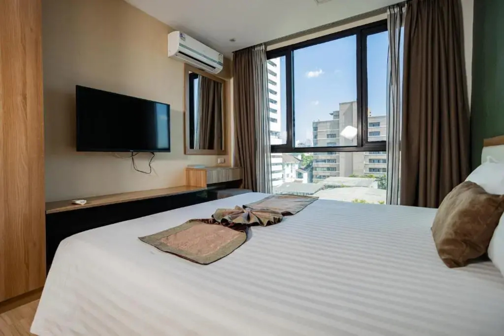 Отель Ramada by Wyndham Bangkok Ten Ekamai Residences