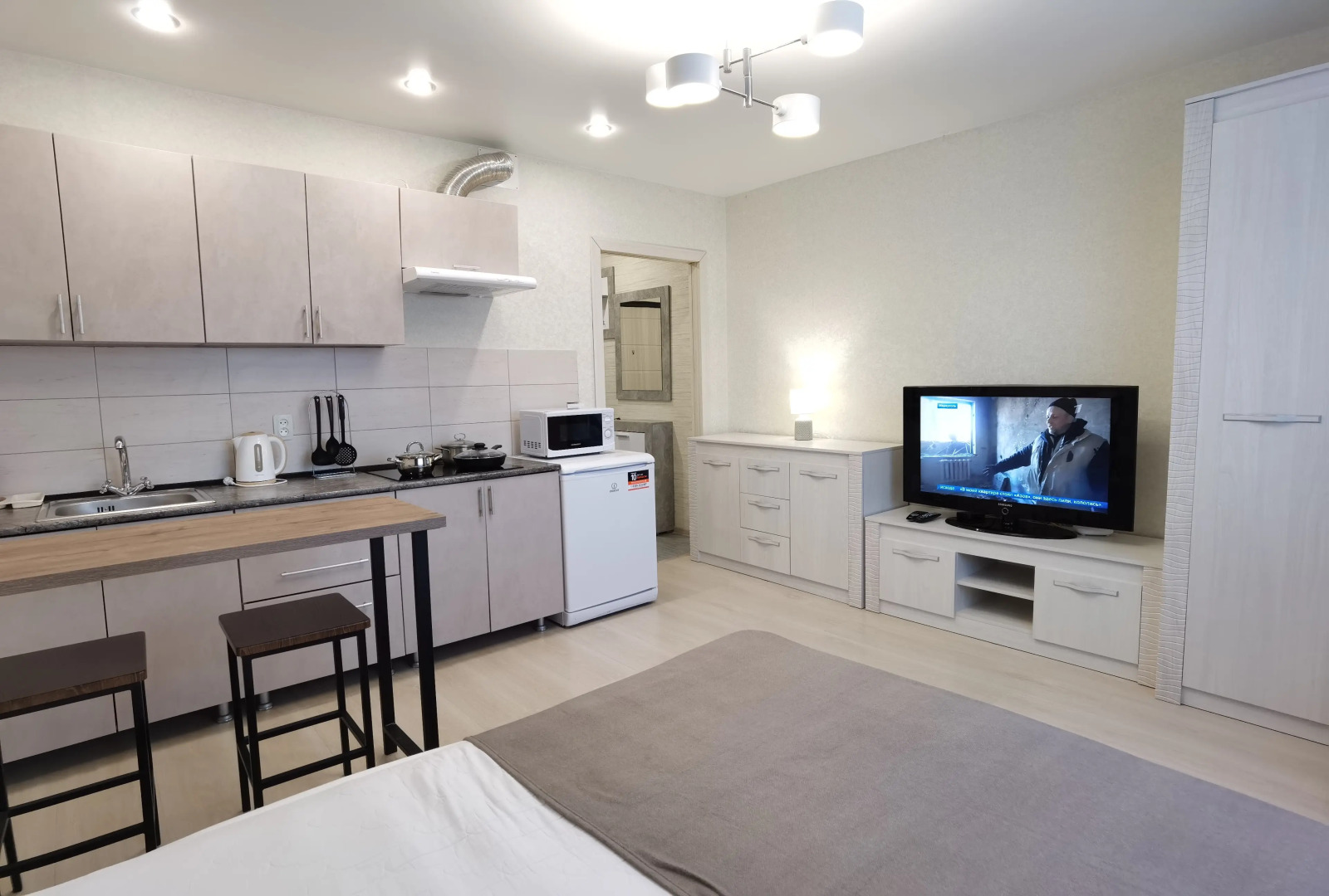 Квартира Студия на Хрустальной с Двухспальной Кроватью