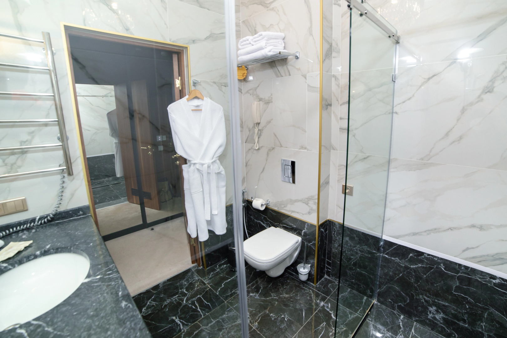 Отель Довгий