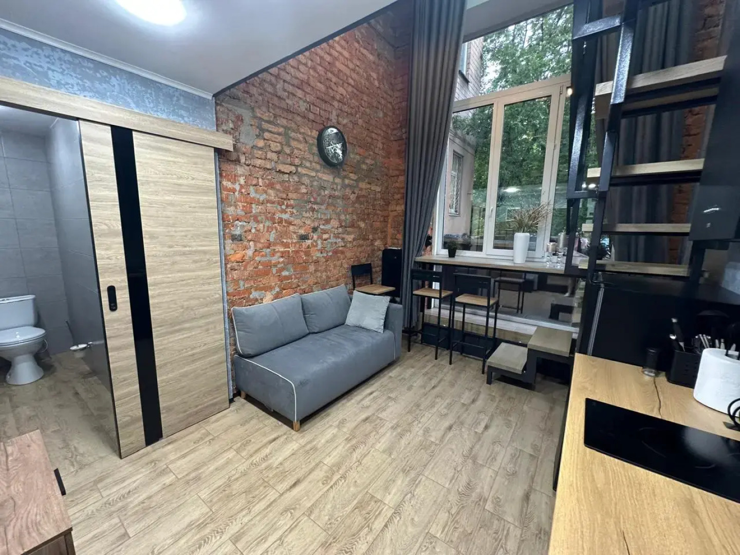 Апартаменты Двухуровневая студия с двумя санузлами в парке