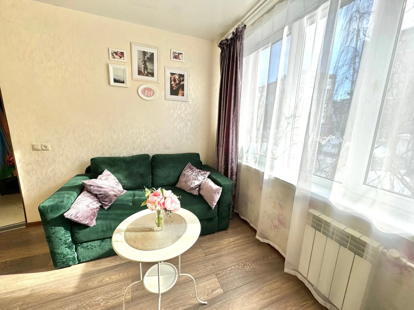 Уютная однокомнатная с изумрудным диваном и теплым полом