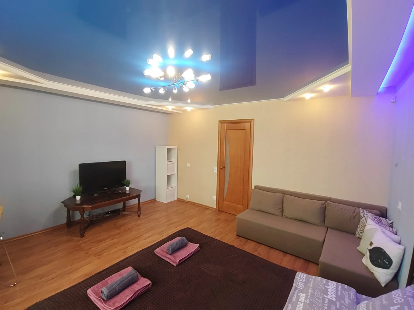 Квартира трёхкомнатная с двумя уборными лифтом и балконом