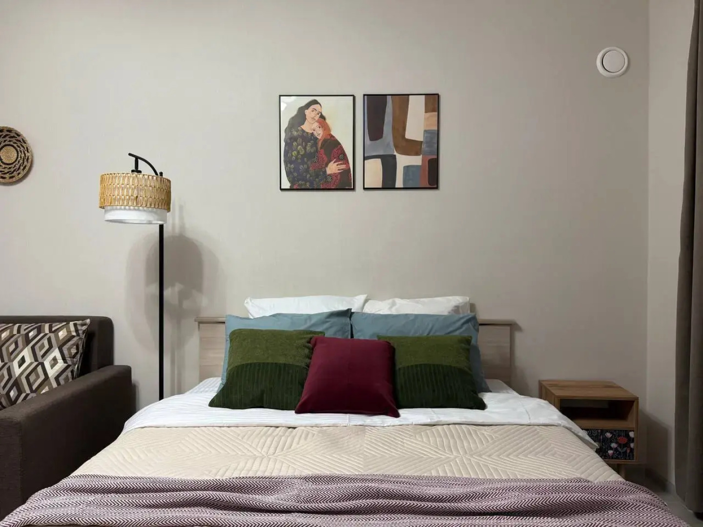 Квартира с видом на реку Великая