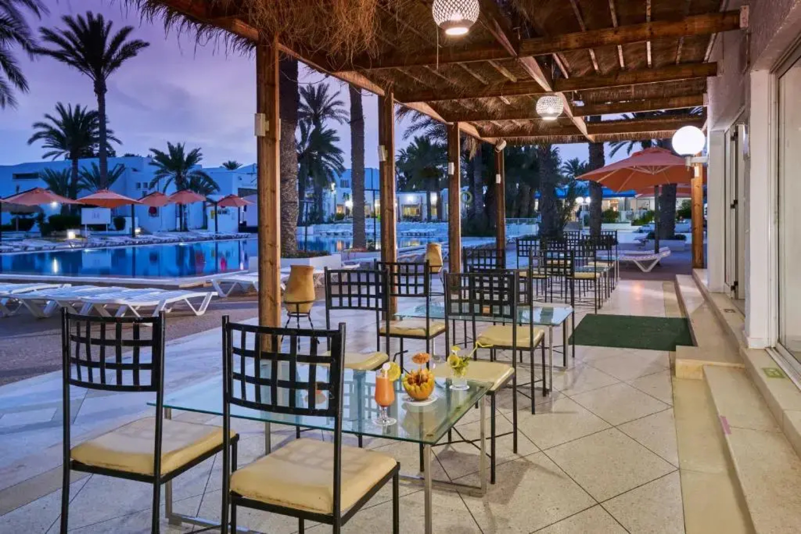 Курортный отель Hari Club Beach
