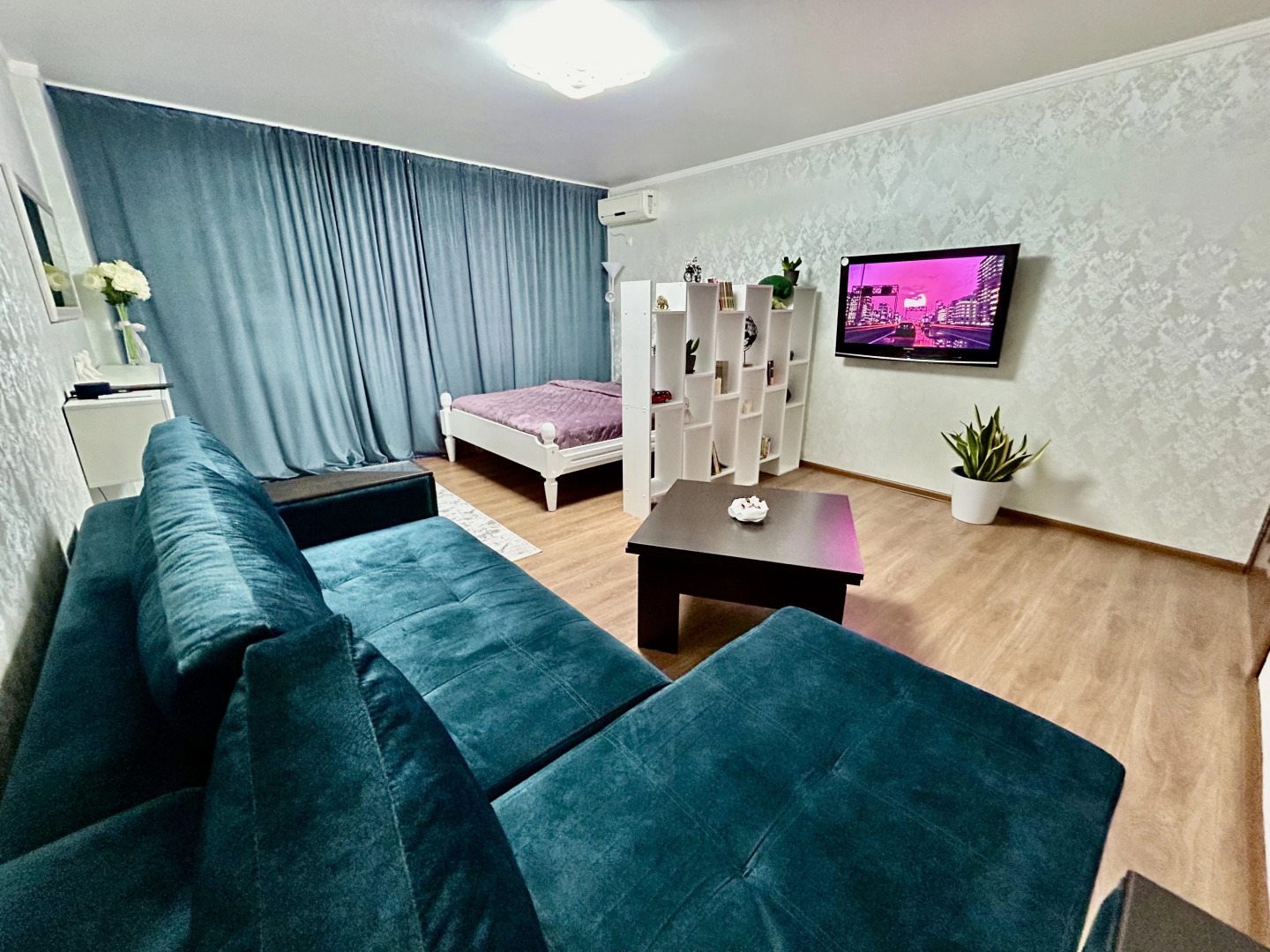 Квартира Уютная просторная однушка (55кв.) с АЛИСОЙ