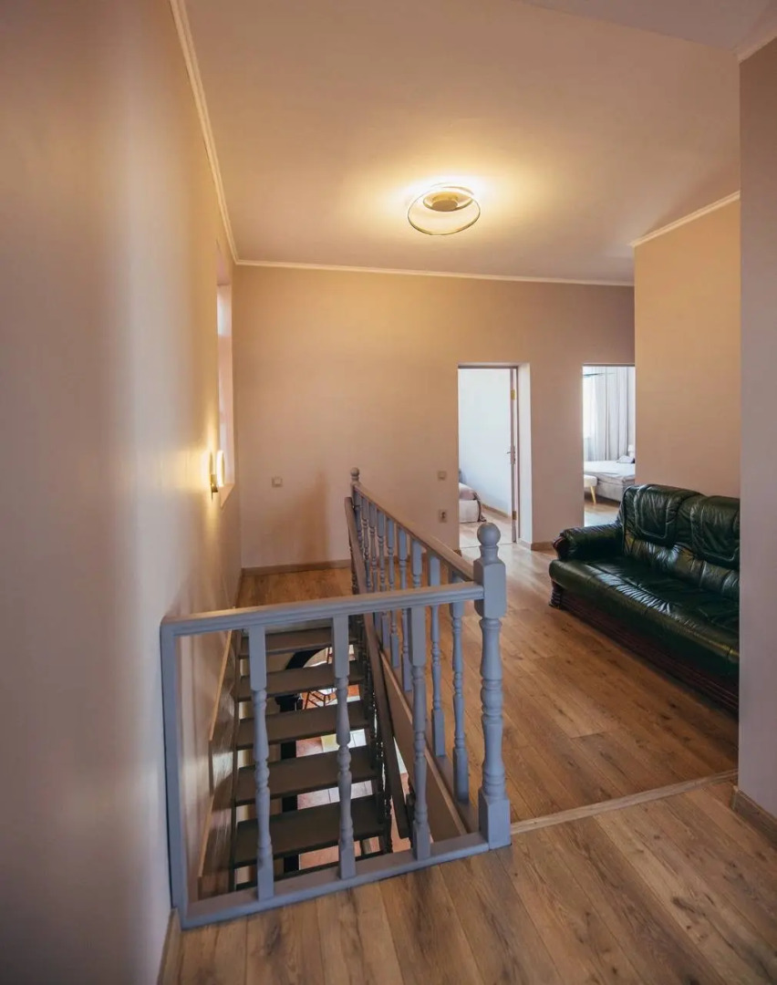 Частный дом в центре города с зеленым садом