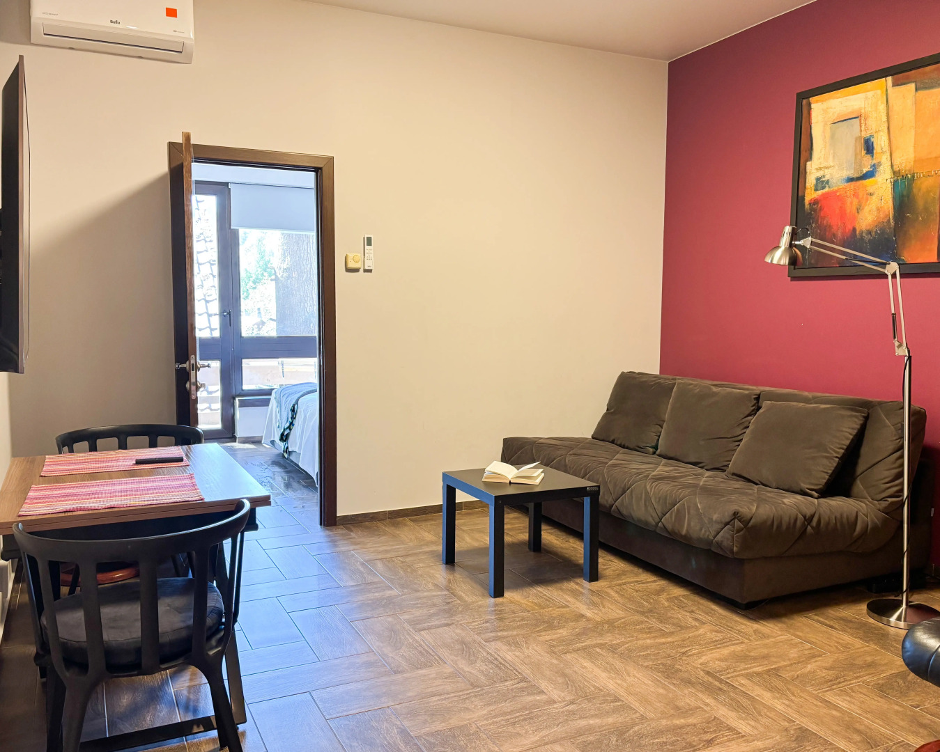 Квартира С отдельной спальней и балконом в центре Поляны