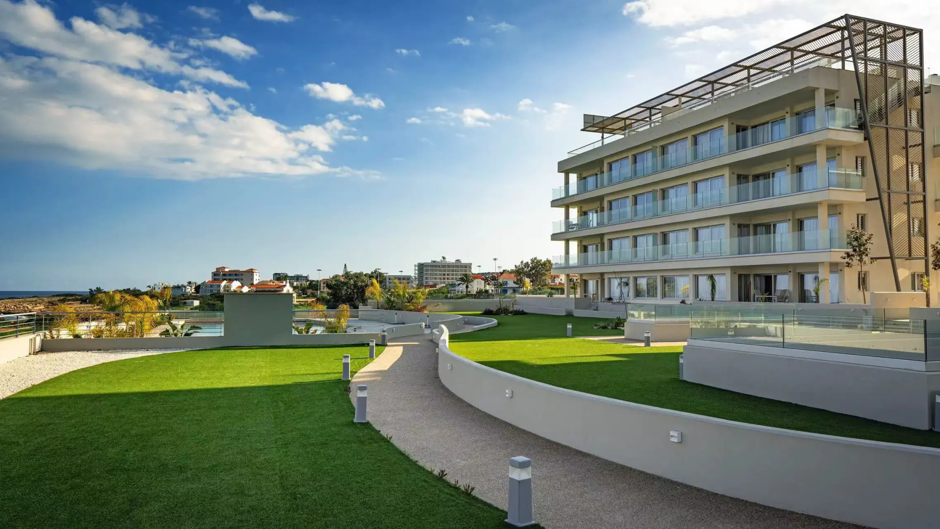 Апартаменты Emerald Suites