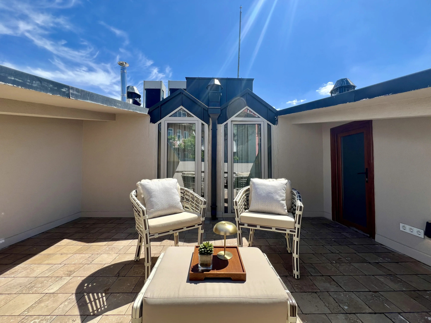 Отель Weingart Suites