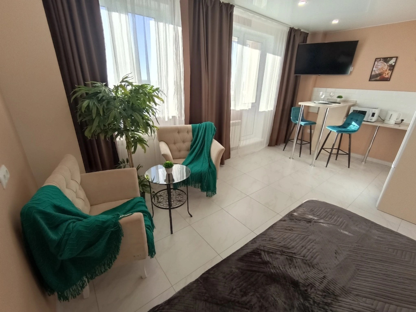 Апартаменты видовые сети «Все в гости» на ул.10 Августа 85 на 17 этаже