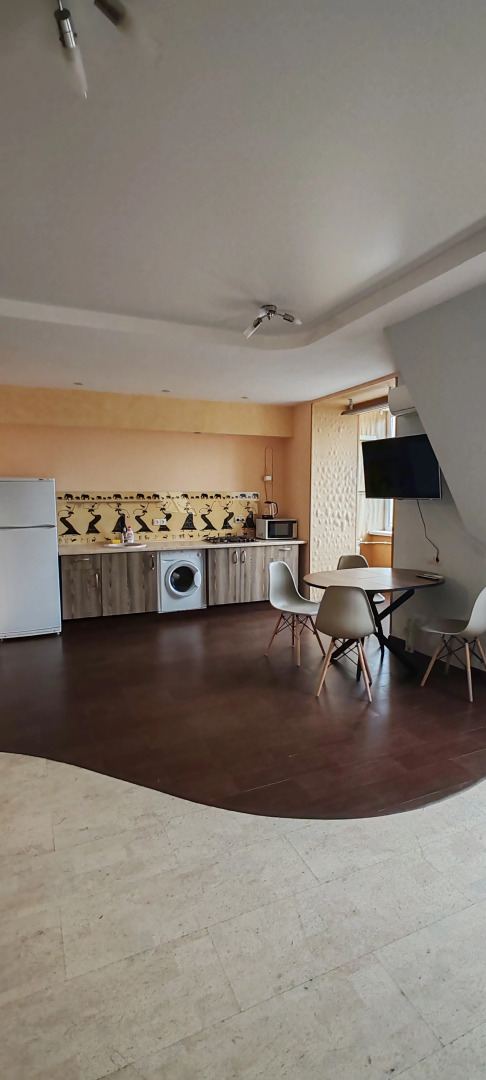 Квартира - студия в центре, есть выход на крышу и бесплатная парковка