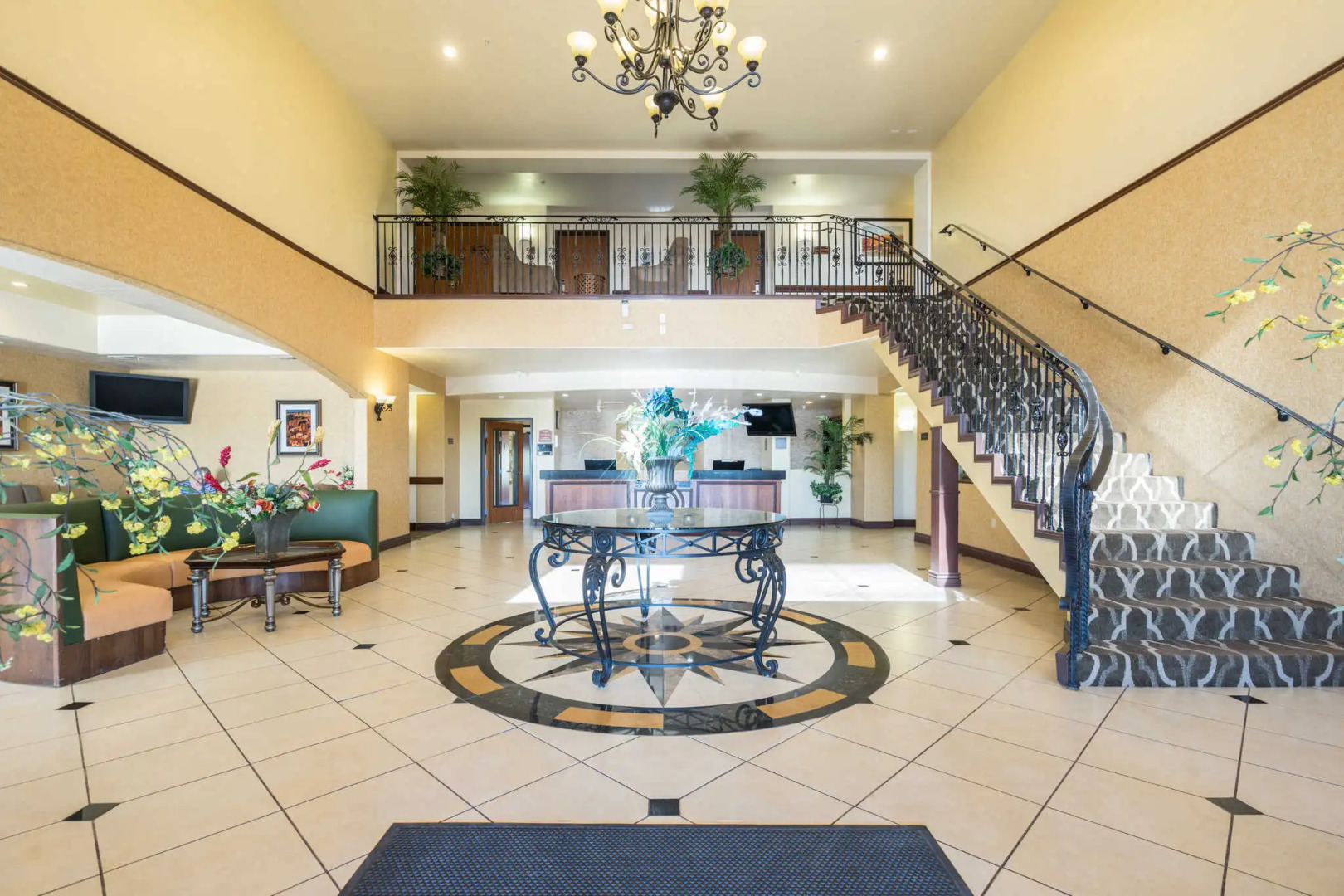 Отель Comfort Inn & Suites