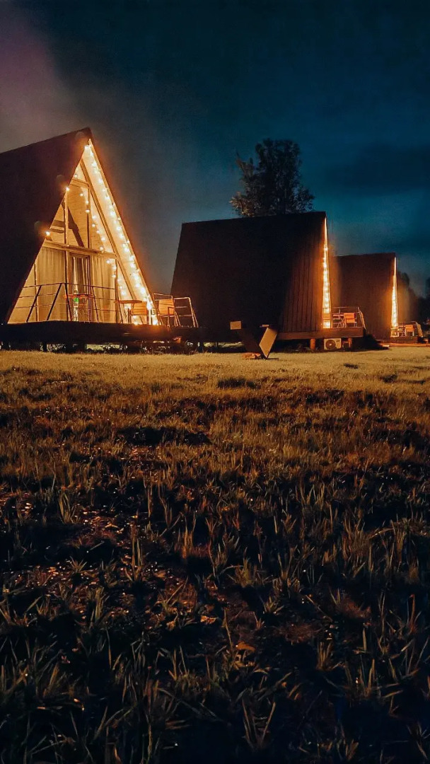 Шале А-фрейм с панорамным остеклением и террасой