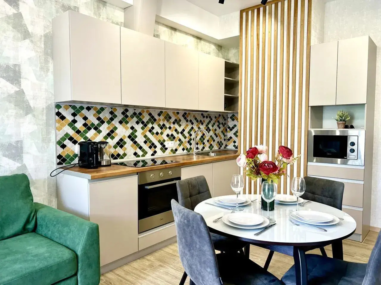 Апартаменты на Ялтинской улице, 12А. ЖК «Шато Лувр»