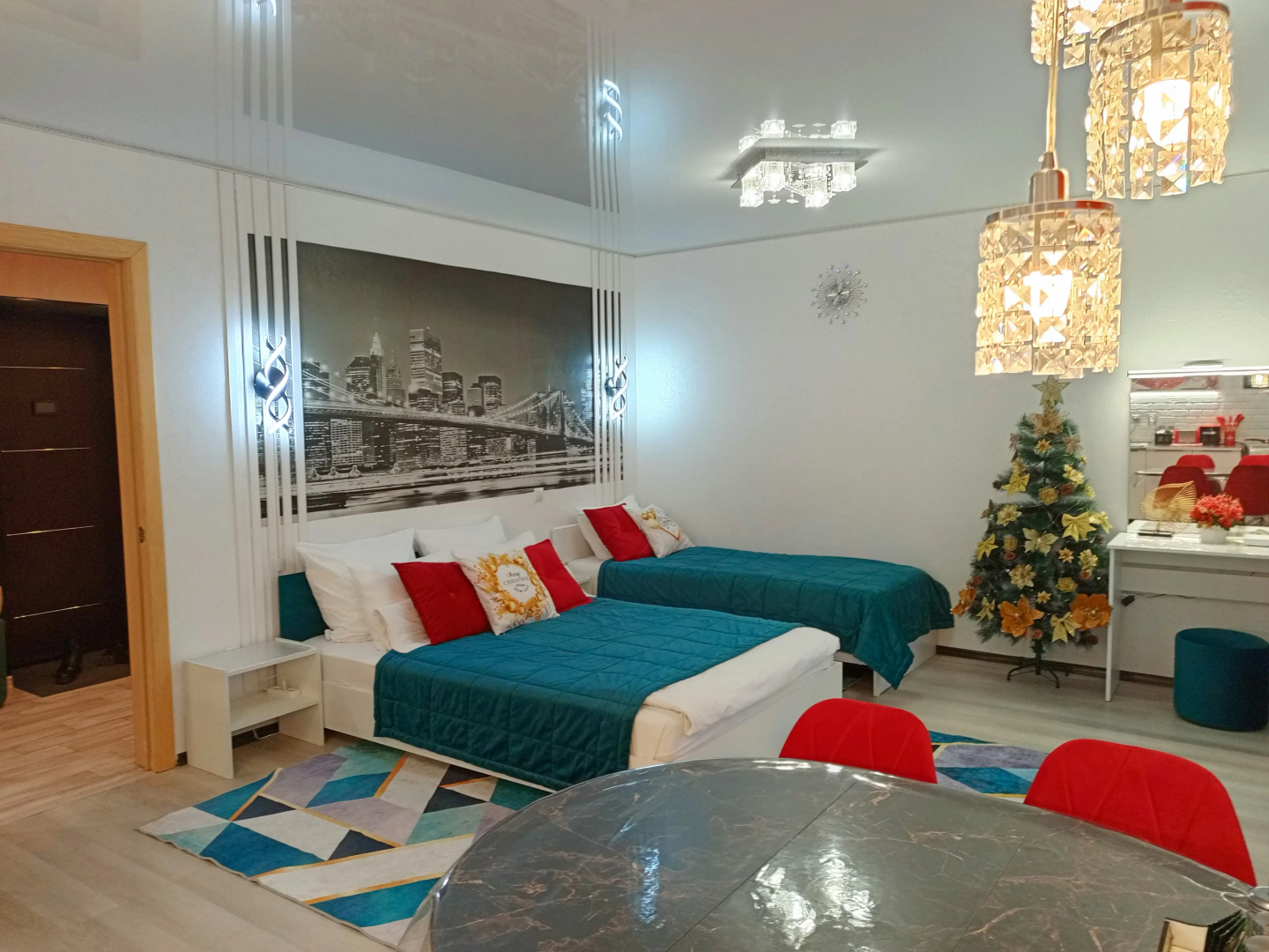 Апартаменты Уютные в высотке на Университетском Lion Apart