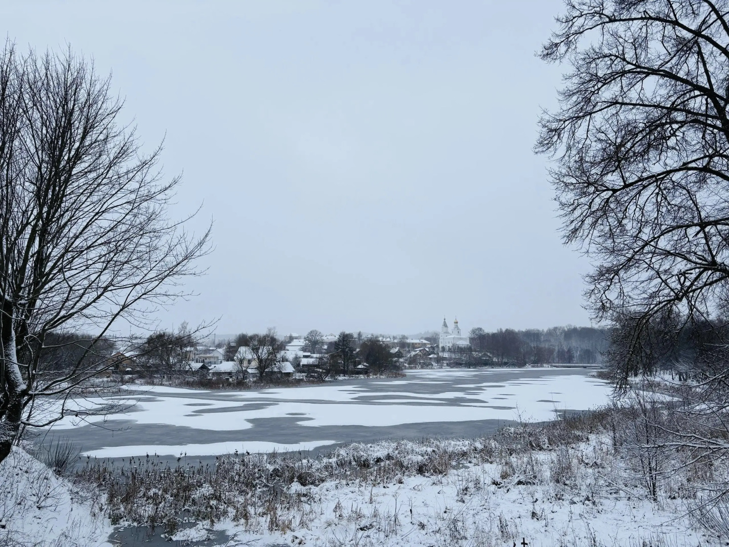 Вилла на берегу реки около Минска