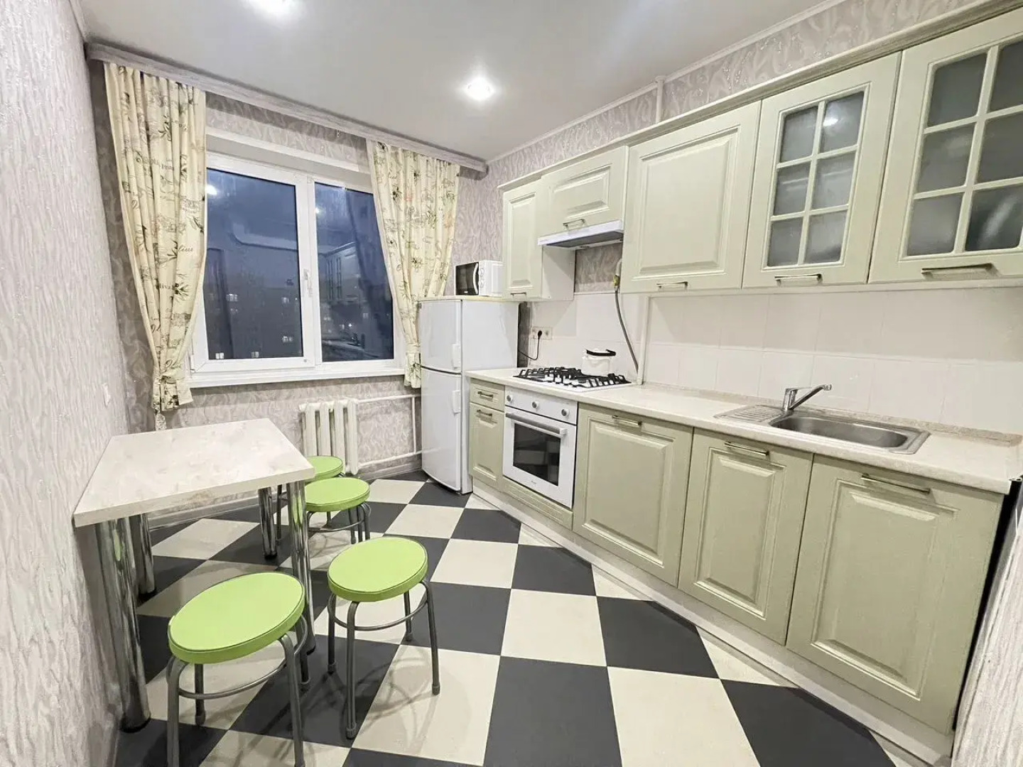 Квартира на улице Братьев Жабровых 3