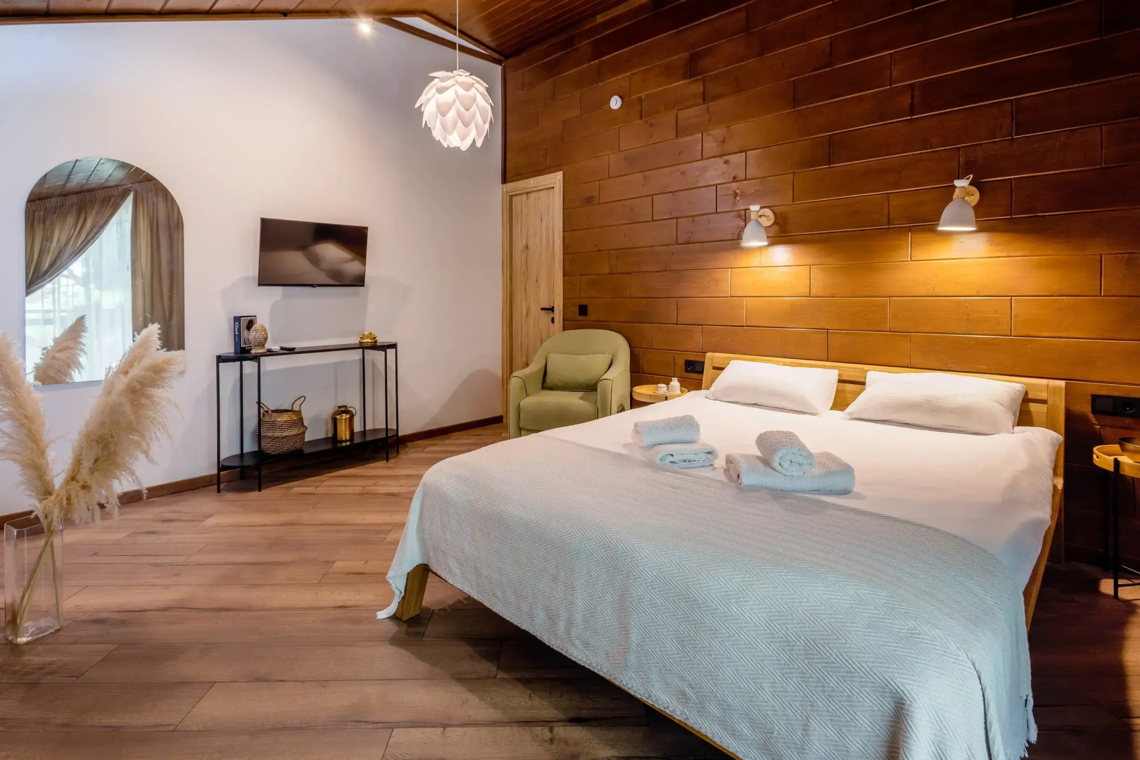 Частный дом у сквера в центре Поляны