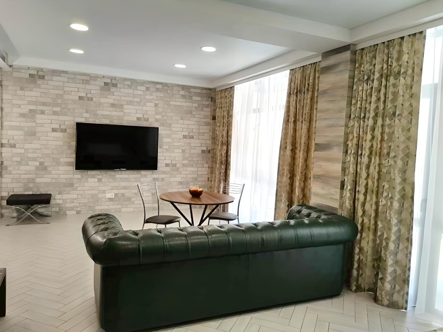 Апартаменты Holiday and Business 1