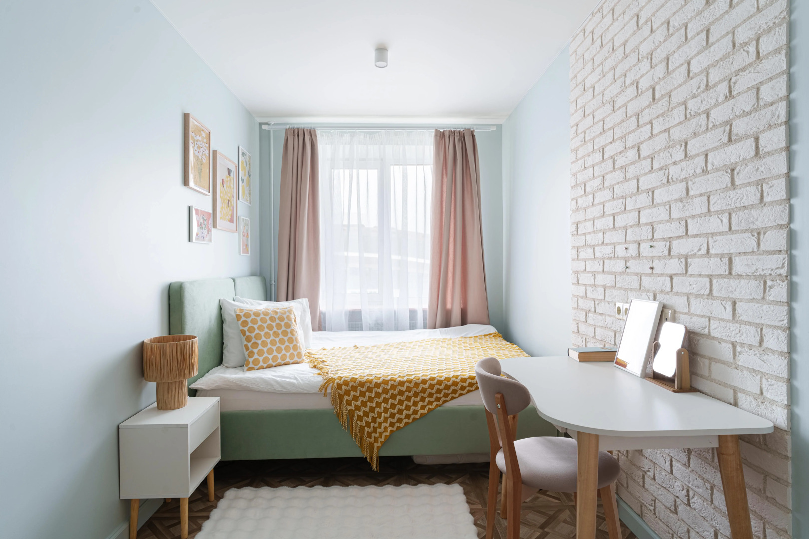 Апартаменты с видом на Комаровский рынок в центре города