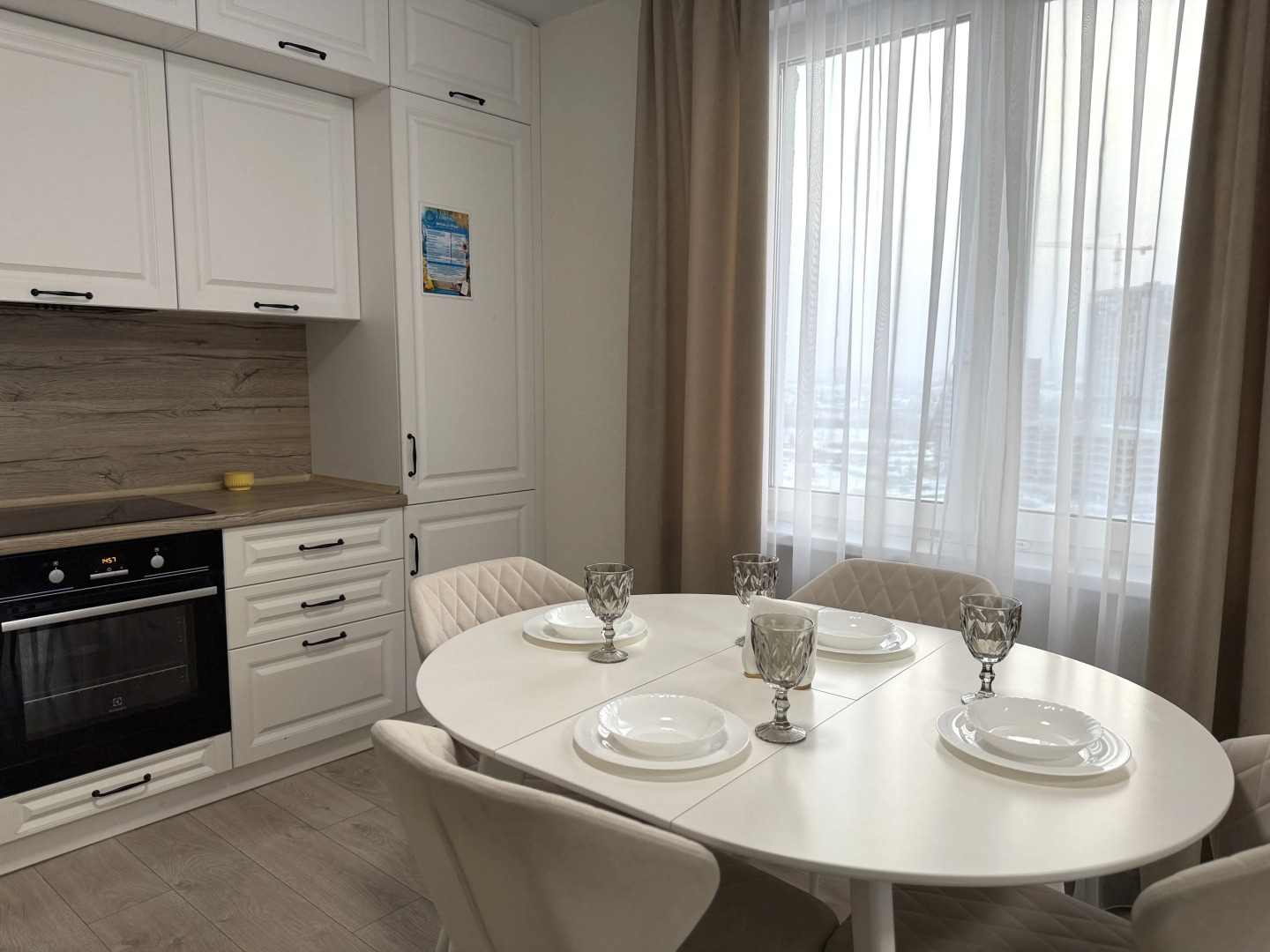 Апартаменты Элитные на берегу реки Тура с видом на Мост Влюбленных