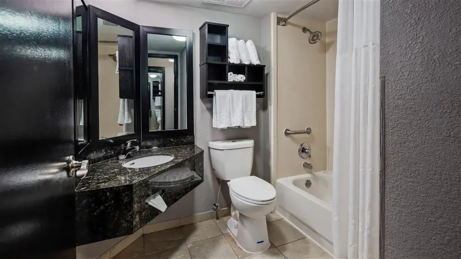 Отель Comfort Inn & Suites