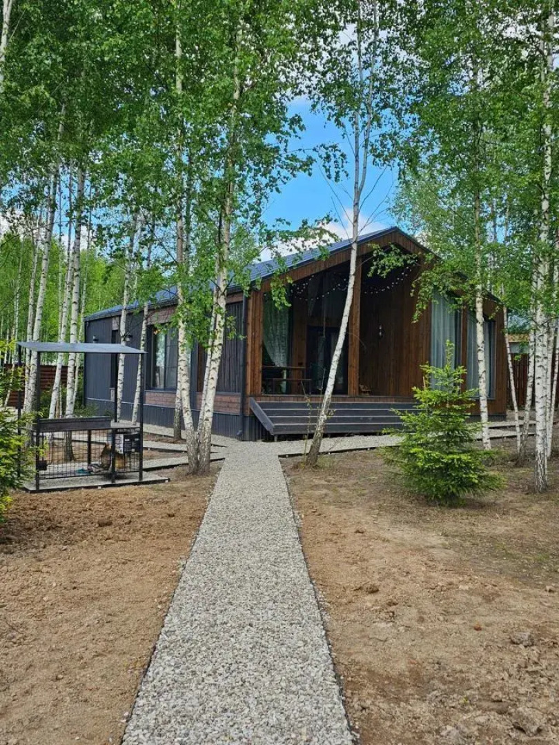 Частный дом Пaноpaмный дом в хвойнoм лесу с сaуной