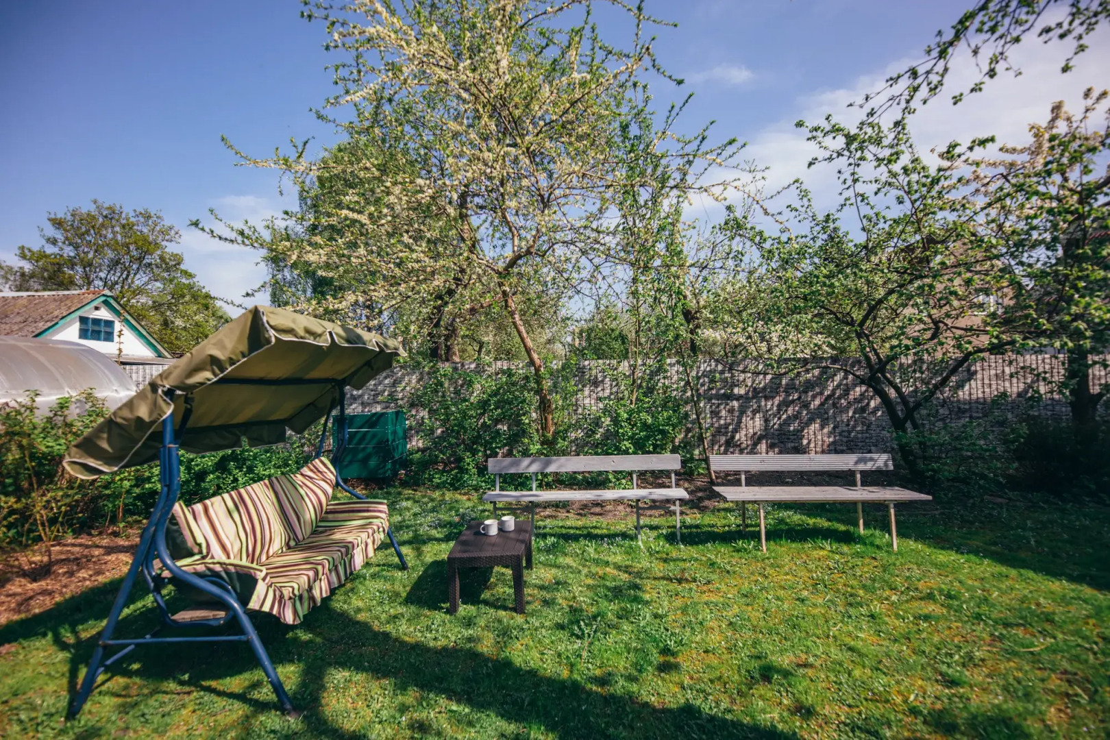 Частный дом в центре города с зеленым садом